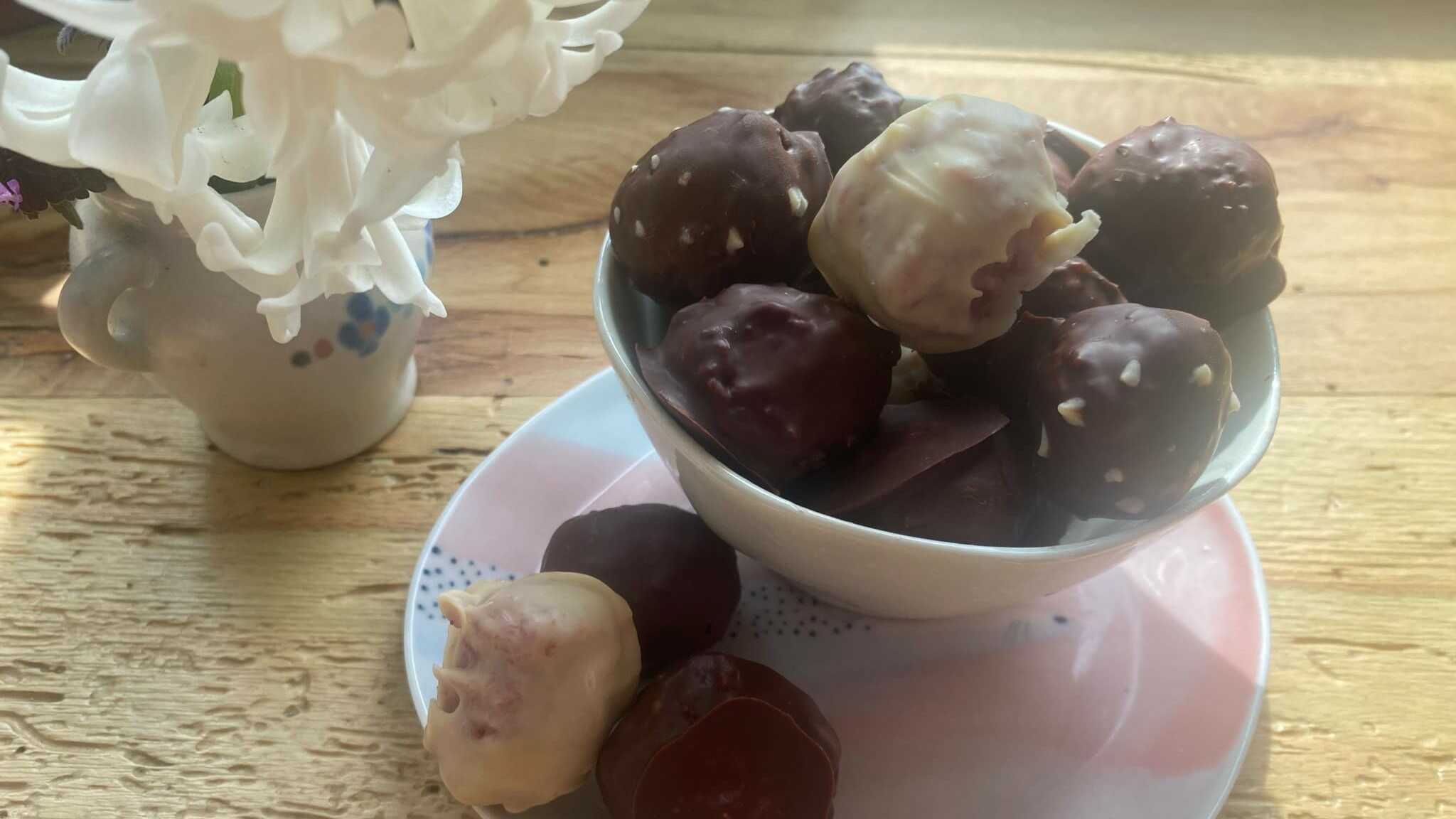 Čokoládová vajíčka s malinami a kokosem